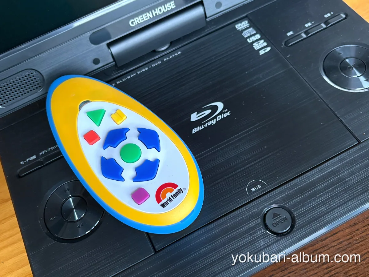 GREEN HOUSEのブルーレイプレーヤーの上に、ミッキーマウスBlu-rayメイトのリモコンを置いたところ