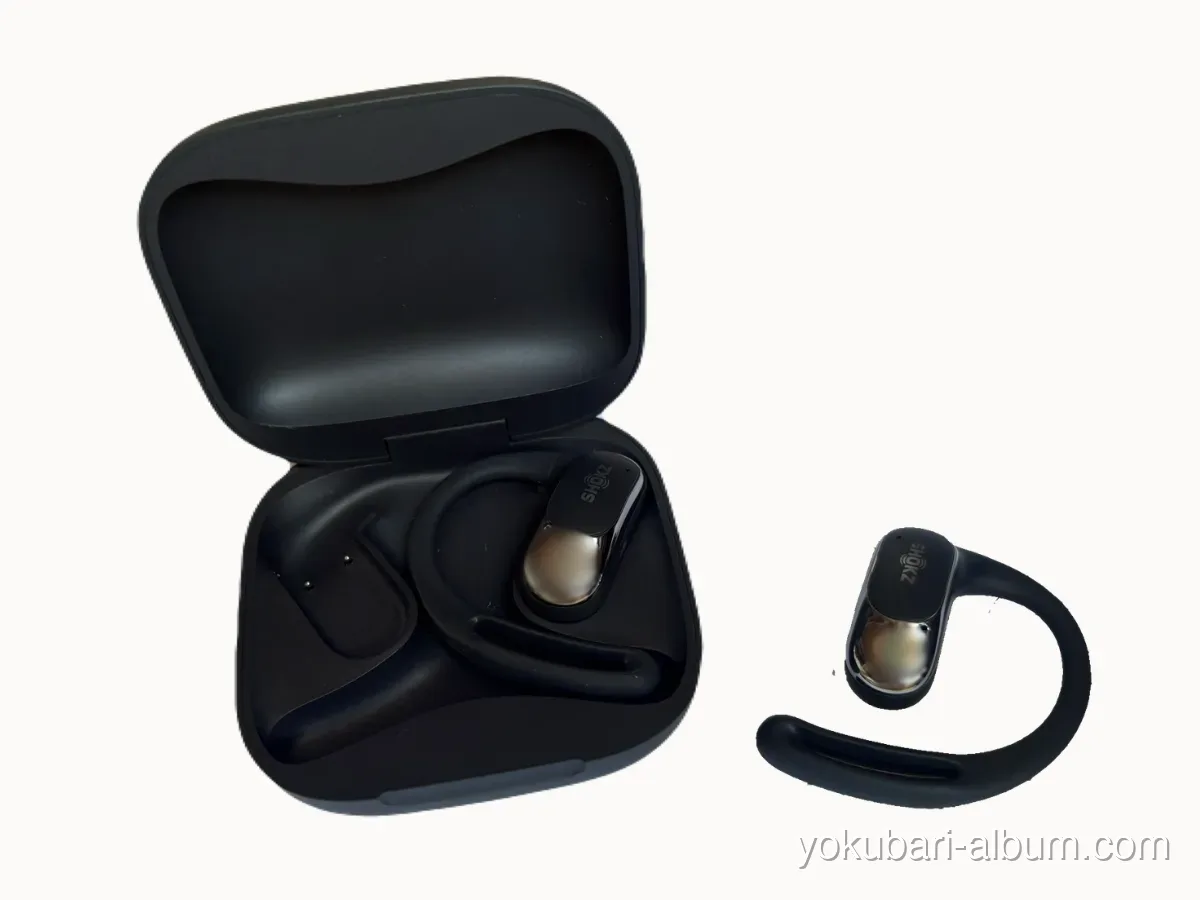 Shokz OpenFit Airの実物。耳の入口に引っかけるオープンイヤー型イヤホンと充電ケース